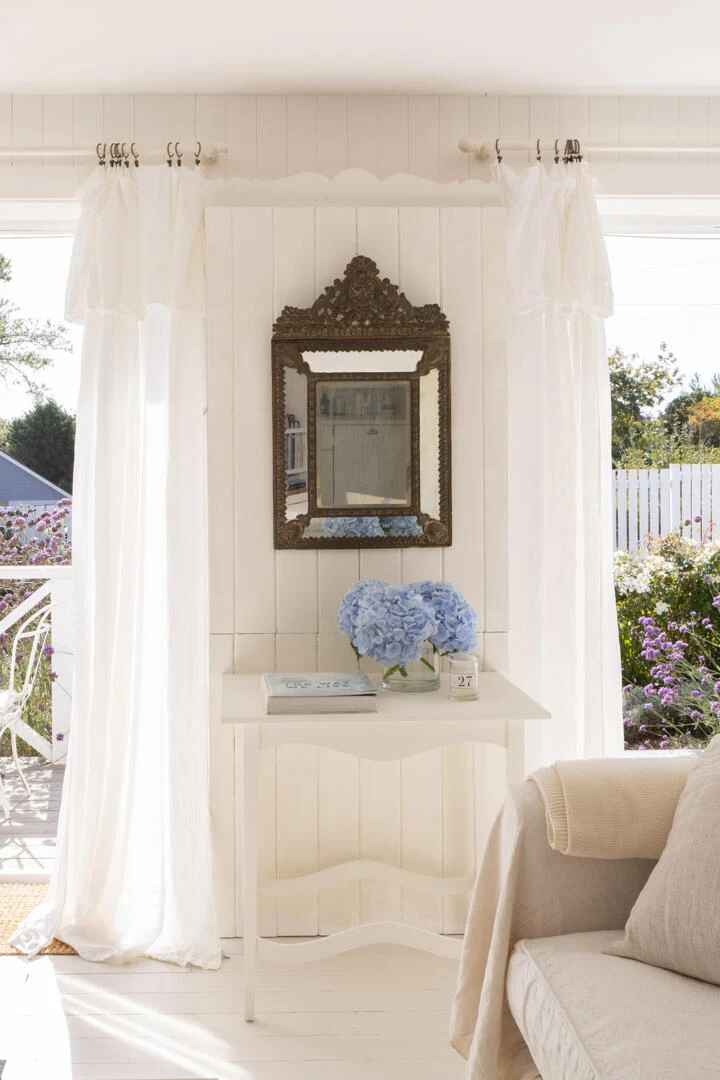 White sitting-room corner and mirror